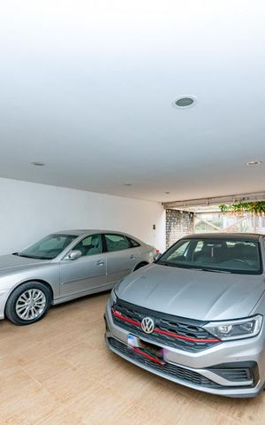 Casa à venda com 700m², 4 quartos e 6 vagas Casa à venda com 700m², 4 quartos e 6 vagasGaragem
