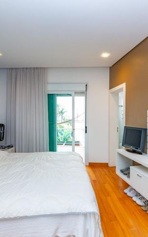 Casa à venda com 700m², 4 quartos e 6 vagas Casa à venda com 700m², 4 quartos e 6 vagasSuíte 4