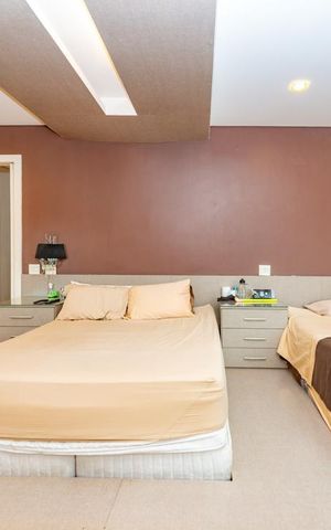 Casa à venda com 700m², 4 quartos e 6 vagas Casa à venda com 700m², 4 quartos e 6 vagasSuíte 1