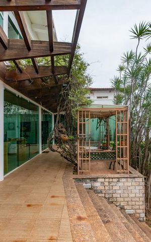 Casa à venda com 700m², 4 quartos e 6 vagas Casa à venda com 700m², 4 quartos e 6 vagasVaranda