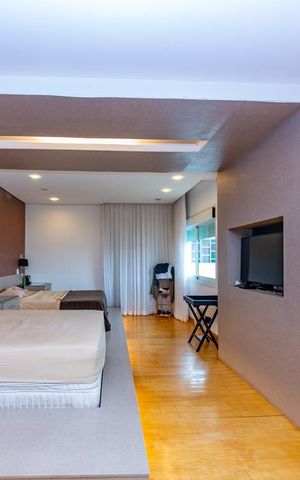 Casa à venda com 700m², 4 quartos e 6 vagas Casa à venda com 700m², 4 quartos e 6 vagasSuíte 1