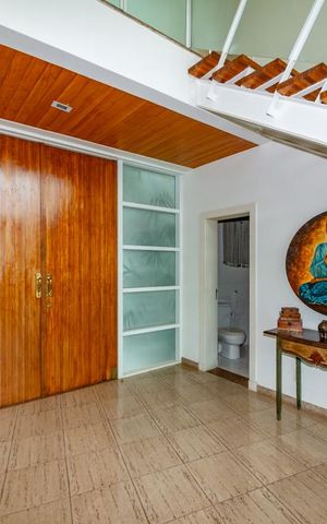 Casa à venda com 700m², 4 quartos e 6 vagas Casa à venda com 700m², 4 quartos e 6 vagasEntrada