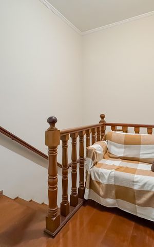 Casa à venda com 194m², 3 quartos e 2 vagas Casa à venda com 194m², 3 quartos e 2 vagasEscada