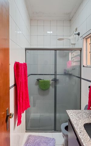 Casa à venda com 194m², 3 quartos e 2 vagas Casa à venda com 194m², 3 quartos e 2 vagasBanheiro da Suíte 2