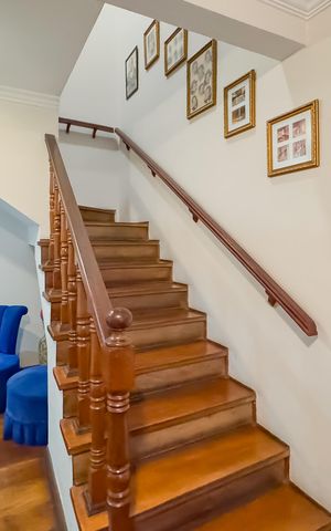 Casa à venda com 194m², 3 quartos e 2 vagas Casa à venda com 194m², 3 quartos e 2 vagasEscada