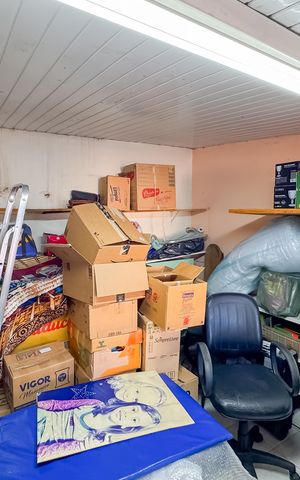Casa à venda com 194m², 3 quartos e 2 vagas Casa à venda com 194m², 3 quartos e 2 vagasEdícula - Depósito