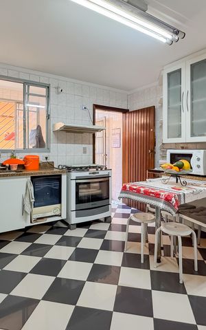 Casa à venda com 194m², 3 quartos e 2 vagas Casa à venda com 194m², 3 quartos e 2 vagasCozinha
