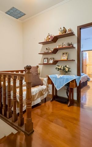 Casa à venda com 194m², 3 quartos e 2 vagas Casa à venda com 194m², 3 quartos e 2 vagasEscada