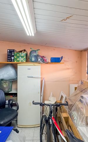 Casa à venda com 194m², 3 quartos e 2 vagas Casa à venda com 194m², 3 quartos e 2 vagasEdícula - Depósito