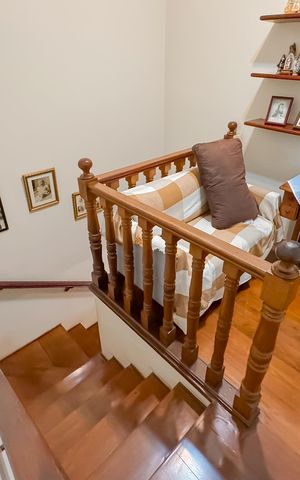 Casa à venda com 194m², 3 quartos e 2 vagas Casa à venda com 194m², 3 quartos e 2 vagasEscada