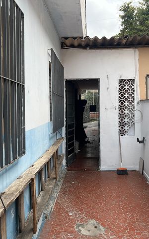 Casa à venda com 200m², 2 quartos e 2 vagas Casa à venda com 200m², 2 quartos e 2 vagasCorredor