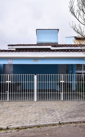 Casa à venda com 260m², 2 quartos e 3 vagasFachada
