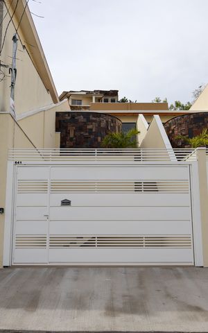 Casa à venda com 150m², 3 quartos e 2 vagas Casa à venda com 150m², 3 quartos e 2 vagasFachada