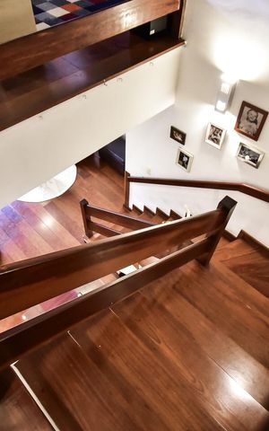 Apartamento à venda com 250m², 4 quartos e 4 vagasEscada
