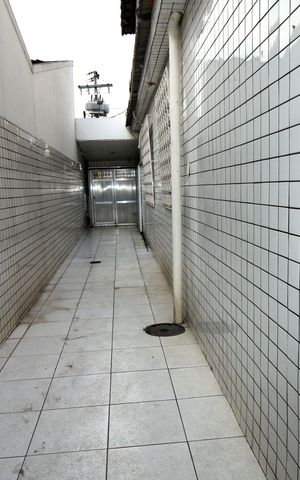 Casa à venda com 300m², 2 quartos e 2 vagasCorredor lateral