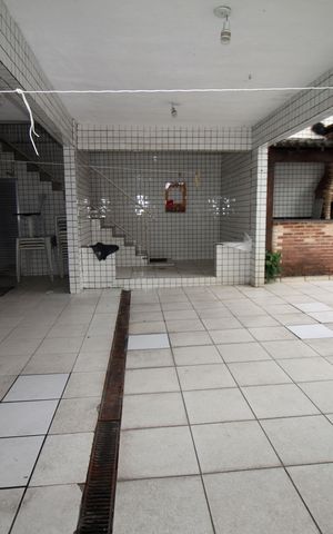 Casa à venda com 300m², 2 quartos e 2 vagasPiscina