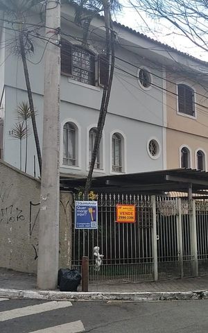 Casa à venda com 116m², 2 quartos e 4 vagas Casa à venda com 116m², 2 quartos e 4 vagasFachada