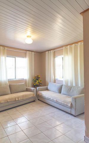 Casa à venda com 220m², 4 quartos e 5 vagas Casa à venda com 220m², 4 quartos e 5 vagasSala
