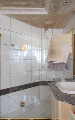 Casa à venda com 244m², 3 quartos e 2 vagasBanheiro da Suíte