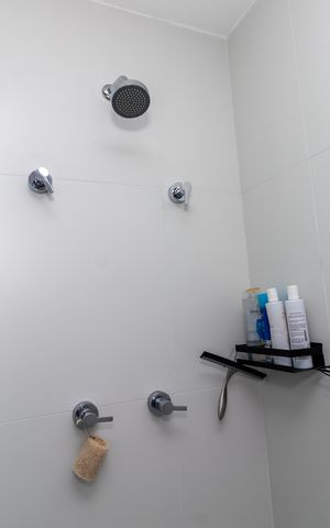 Apartamento para alugar com 180m², 4 quartos e 3 vagas Apartamento para alugar com 180m², 4 quartos e 3 vagasBanheiro da Suíte 1