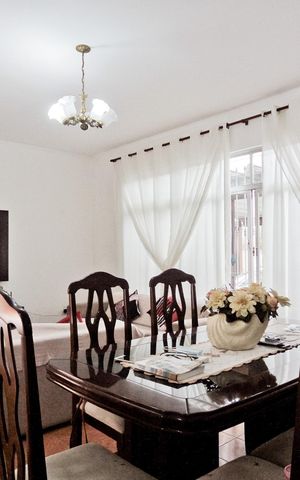 Casa à venda com 264m², 4 quartos e 4 vagas Casa à venda com 264m², 4 quartos e 4 vagasSala