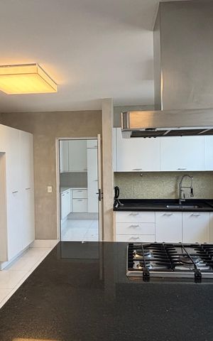 Apartamento à venda com 270m², 4 quartos e 3 vagas Apartamento à venda com 270m², 4 quartos e 3 vagasCozinha
