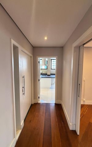 Apartamento à venda com 270m², 4 quartos e 3 vagas Apartamento à venda com 270m², 4 quartos e 3 vagasCorredor