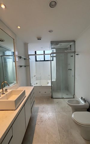 Apartamento à venda com 270m², 4 quartos e 3 vagas Apartamento à venda com 270m², 4 quartos e 3 vagasBanheiro da Suíte 1