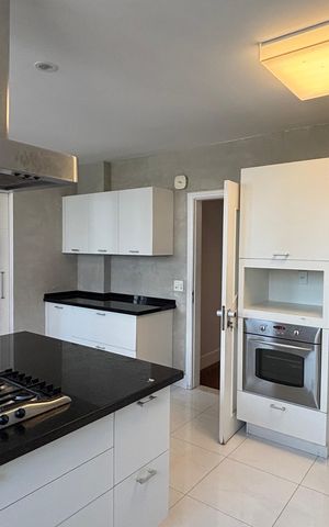 Apartamento à venda com 270m², 4 quartos e 3 vagas Apartamento à venda com 270m², 4 quartos e 3 vagasCozinha