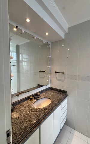 Apartamento à venda com 270m², 4 quartos e 3 vagas Apartamento à venda com 270m², 4 quartos e 3 vagasBanheiro da Suíte 2