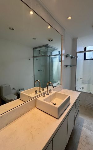 Apartamento à venda com 270m², 4 quartos e 3 vagas Apartamento à venda com 270m², 4 quartos e 3 vagasBanheiro da Suíte 1