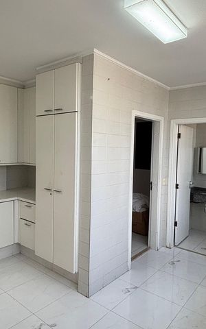 Apartamento à venda com 270m², 4 quartos e 3 vagas Apartamento à venda com 270m², 4 quartos e 3 vagasÁrea de Serviço