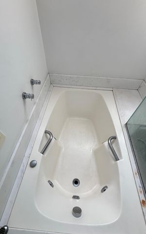 Apartamento à venda com 270m², 4 quartos e 3 vagas Apartamento à venda com 270m², 4 quartos e 3 vagasBanheiro da Suíte 1