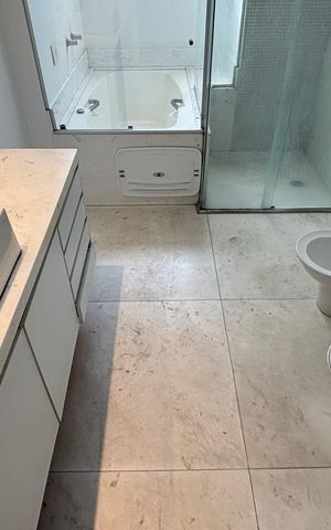 Apartamento à venda com 270m², 4 quartos e 3 vagas Apartamento à venda com 270m², 4 quartos e 3 vagasBanheiro da Suíte 1