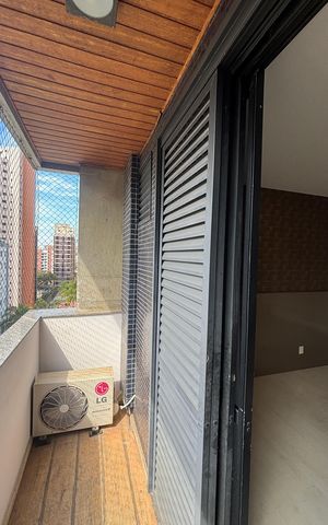 Apartamento à venda com 270m², 4 quartos e 3 vagas Apartamento à venda com 270m², 4 quartos e 3 vagasVaranda da Suíte 1