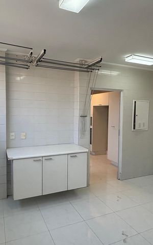 Apartamento à venda com 270m², 4 quartos e 3 vagas Apartamento à venda com 270m², 4 quartos e 3 vagasÁrea de Serviço