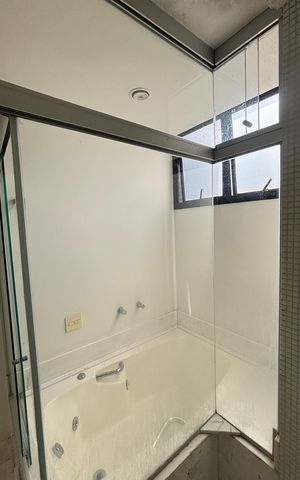Apartamento à venda com 270m², 4 quartos e 3 vagas Apartamento à venda com 270m², 4 quartos e 3 vagasBanheiro da Suíte 1
