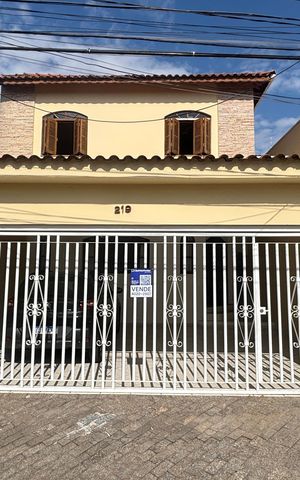 Casa à venda com 240m², 3 quartos e 3 vagasFachada