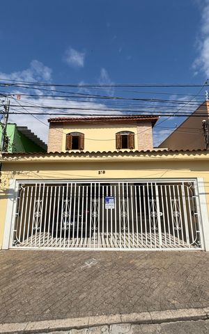Casa à venda com 240m², 3 quartos e 3 vagasFachada