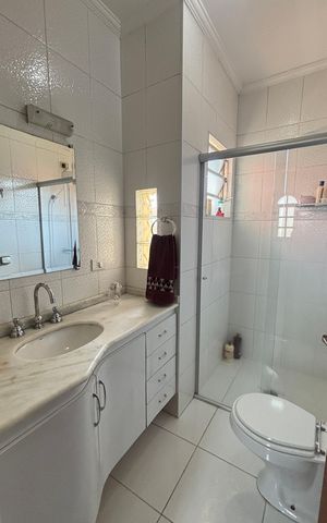Casa à venda com 240m², 3 quartos e 3 vagasBanheiro da Suíte