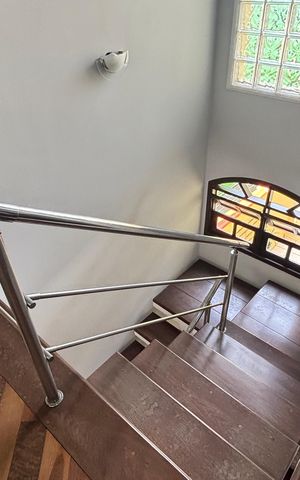 Casa à venda com 240m², 3 quartos e 3 vagasEscada