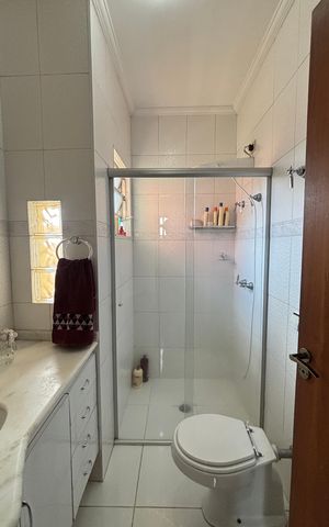 Casa à venda com 240m², 3 quartos e 3 vagasBanheiro da Suíte