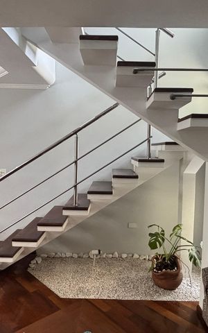 Casa à venda com 240m², 3 quartos e 3 vagasEscada