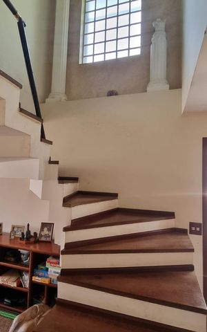 Casa à venda com 189m², 3 quartos e 2 vagas Casa à venda com 189m², 3 quartos e 2 vagasEscada