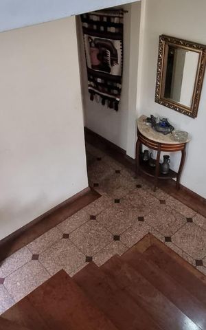 Casa à venda com 189m², 3 quartos e 2 vagas Casa à venda com 189m², 3 quartos e 2 vagasEscada