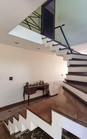 Casa à venda com 189m², 3 quartos e 2 vagas Casa à venda com 189m², 3 quartos e 2 vagasEscada