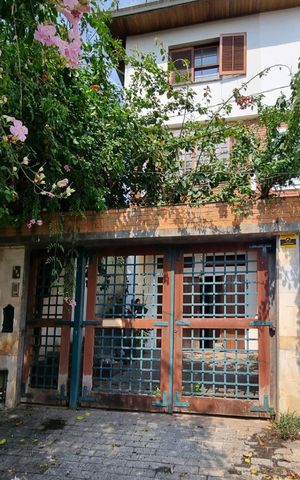 Casa à venda com 189m², 3 quartos e 2 vagas Casa à venda com 189m², 3 quartos e 2 vagasFachada
