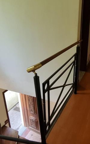 Casa à venda com 189m², 3 quartos e 2 vagas Casa à venda com 189m², 3 quartos e 2 vagasEscada