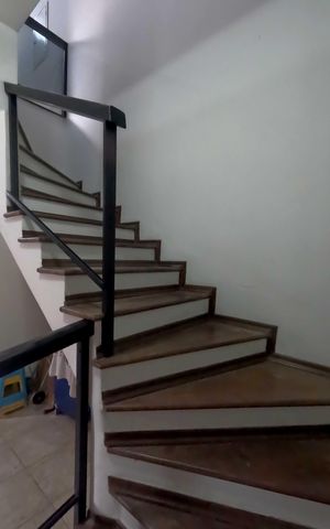 Casa para alugar com 250m², 4 quartos e 6 vagasEscada 