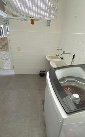 Casa à venda com 600m², 6 quartos e 3 vagas Casa à venda com 600m², 6 quartos e 3 vagasLavanderia